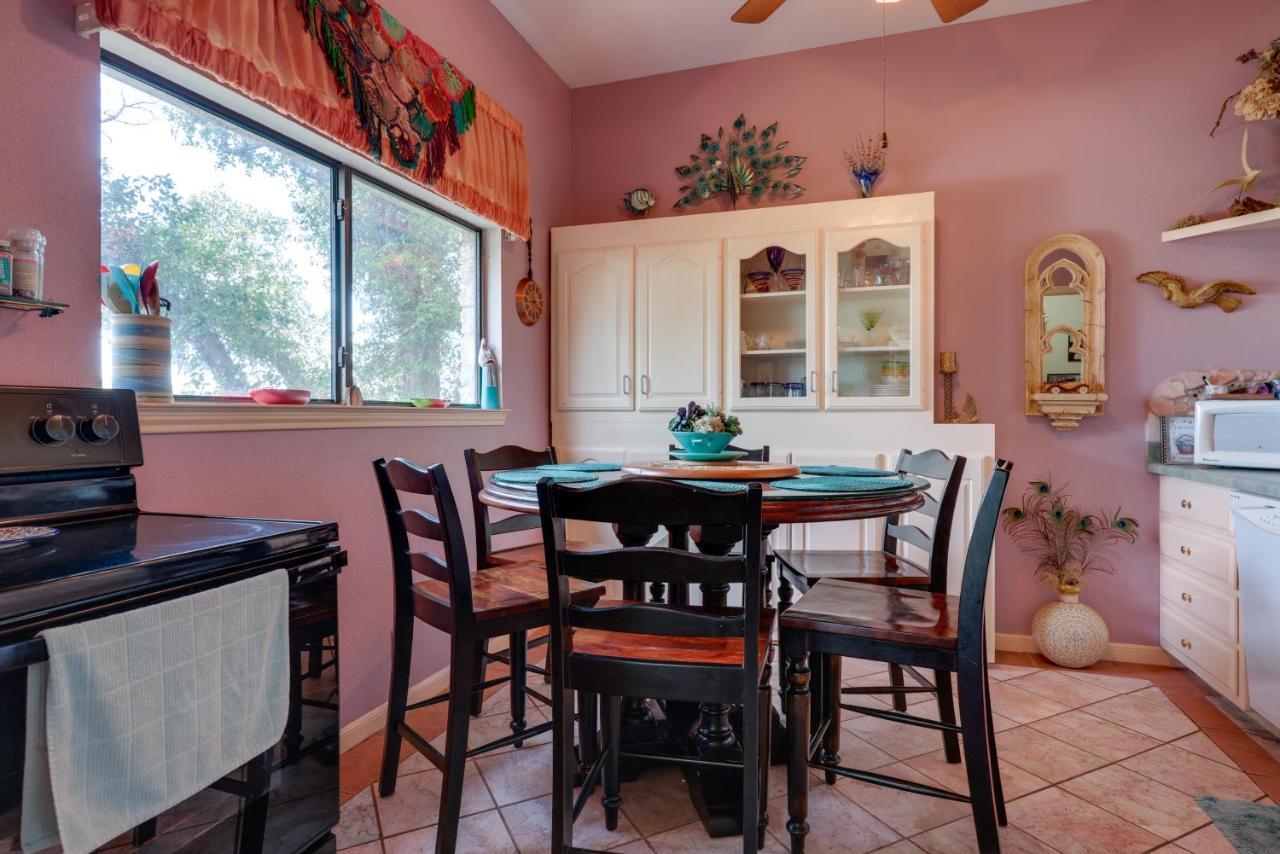 Exotic Home With Patio And Grill Walk To Canyon Lake! Exteriör bild